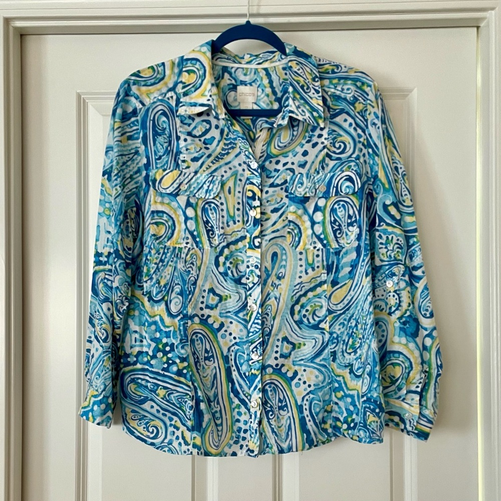 Chico’s size 2 button front collared shirt w/front pockets, 3/4 roll-up sleeves